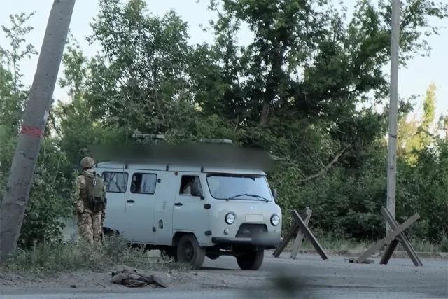 Эвакуация российскими военными жителей освобожденного Очеретино