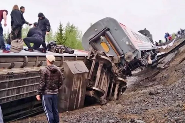 Сход с рельсов пассажирского поезда Воркута-Новороссийск