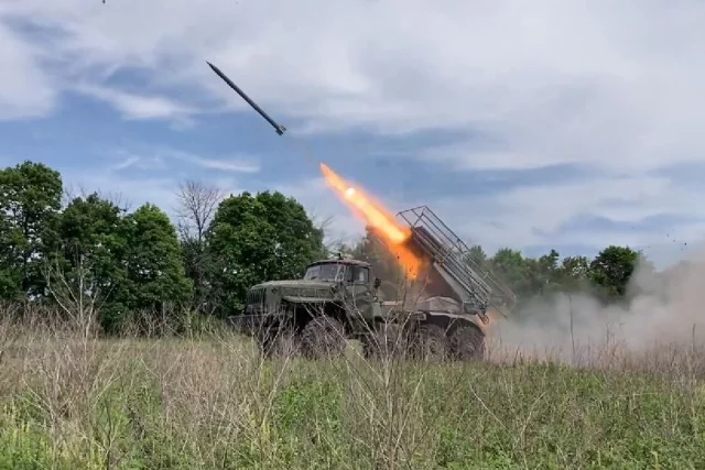 Удар Града по боевой технике и живой силе ВСУ