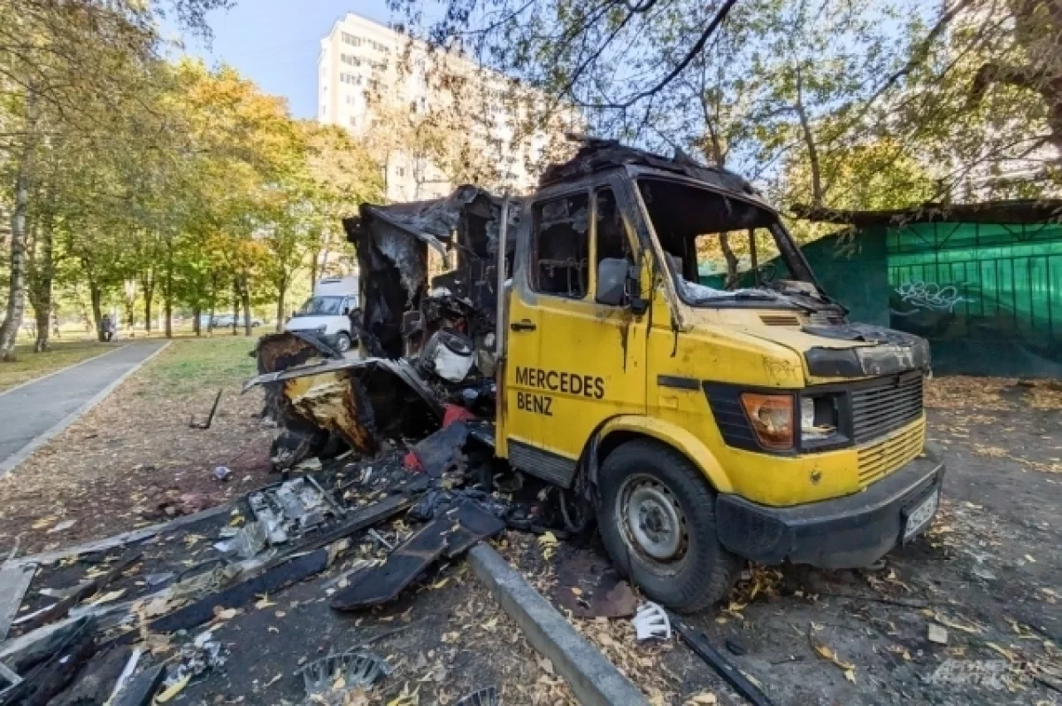 Гори и хата. Мужчина чуть не сгорел в своем автодоме на севере Москвы