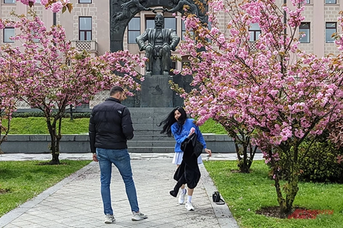 «Лифчик сняла, а он всё». Туристки жалуются на неудачные романы в Грузии