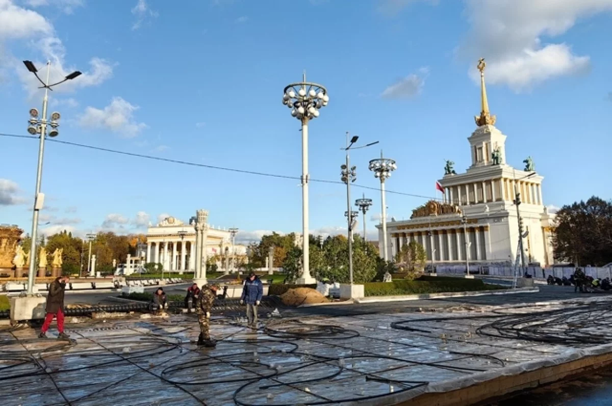 Готовимся к оснежению. В Москве уже начали монтировать катки