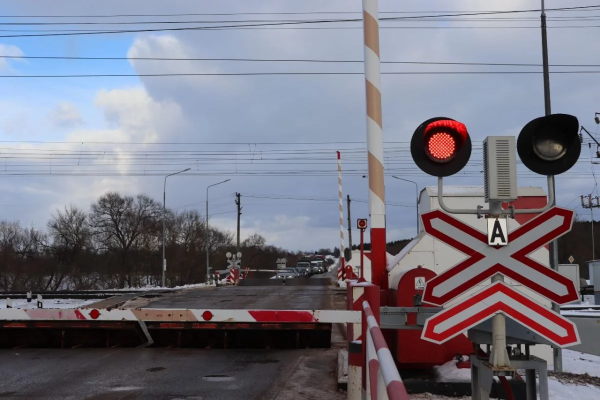 Движение автомобилей через железнодорожный переезд