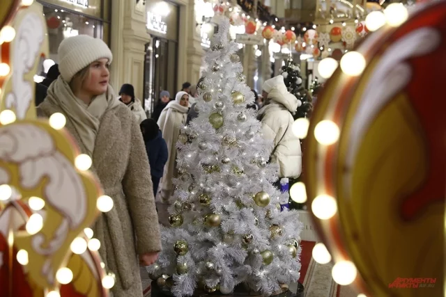 Парад новогодних елок в ГУМе