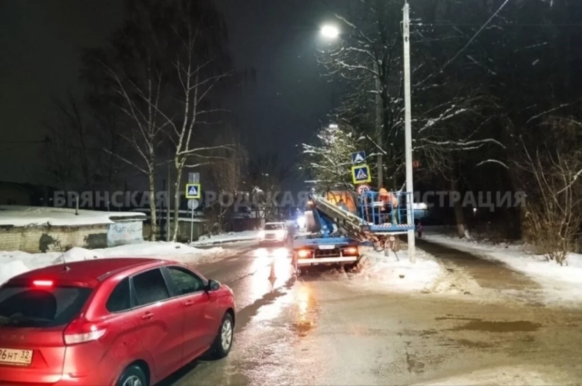 В Брянске завершили монтаж и подключение светильников на дороге к школе №56