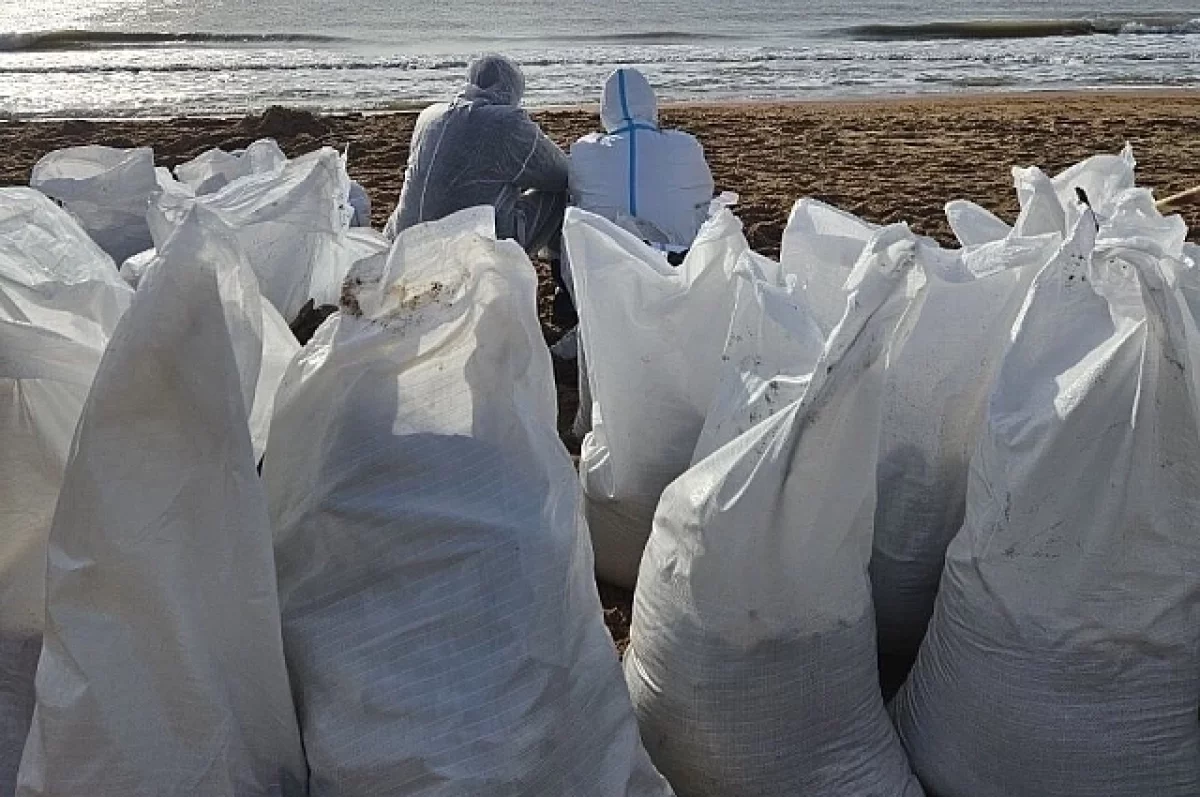 Эколог Крыленко: сезон на Черном море будет спасен, если убрать мазут