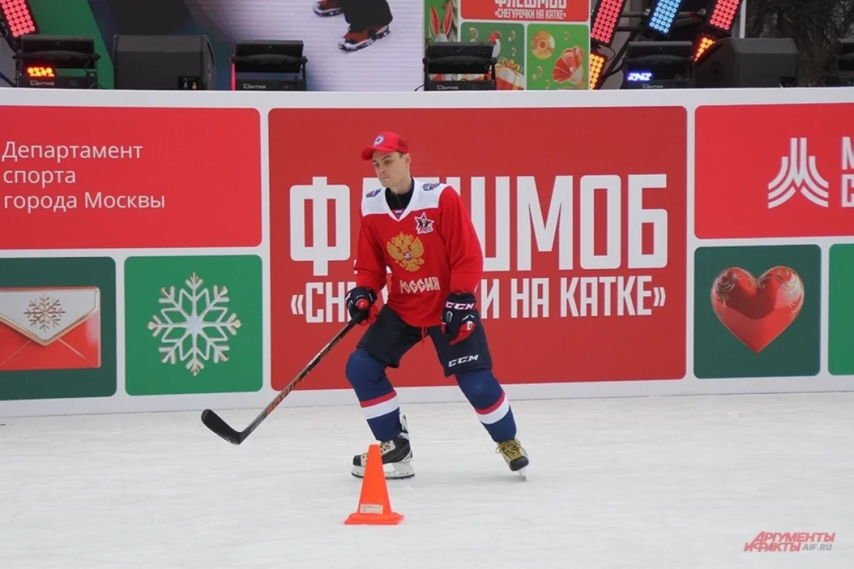 Зимний фестиваль спорта. Актер из Молодежки показал, как играть в хоккей