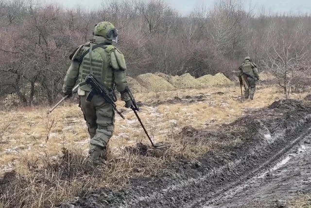 Разминирование дороги саперами в зоне СВО