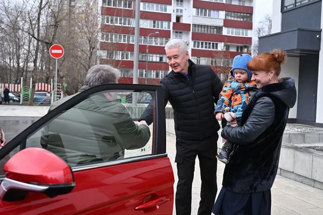 Сергей Собянин вручил автомобиль юбилейному участнику реновации