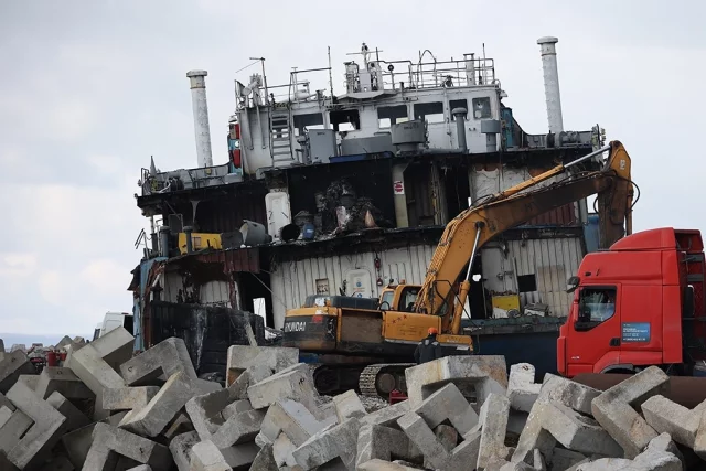 Демонтаж танкера Волгонефть-239 в Черном море