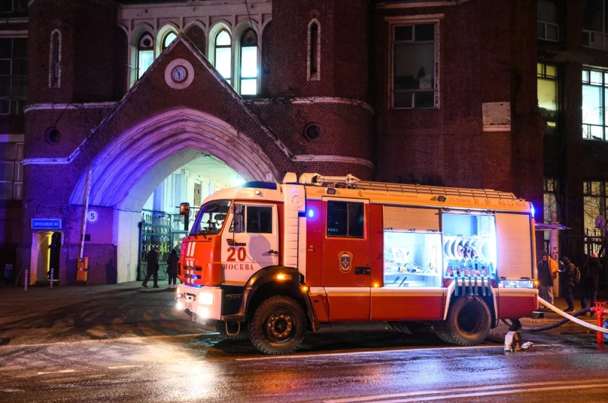 Рядом со зданием все еще трудно дышать. Пожар на Электрозаводе потушен