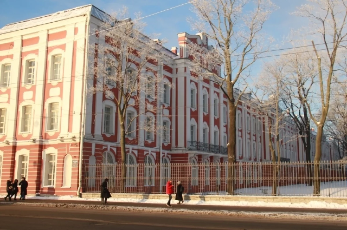 СПбГУ открыл памятную доску в честь выпускников Ленина, Путина и Медведева