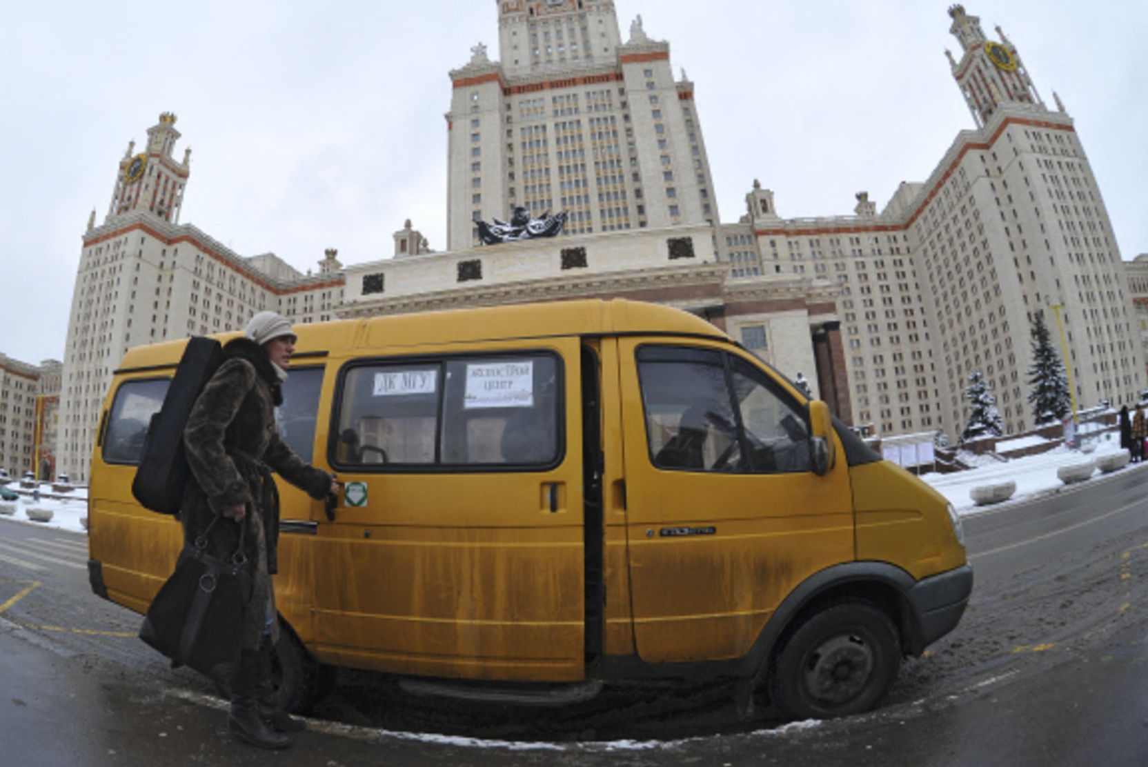 В Госдуме предложили обязать чиновников пользоваться общественным транспортом