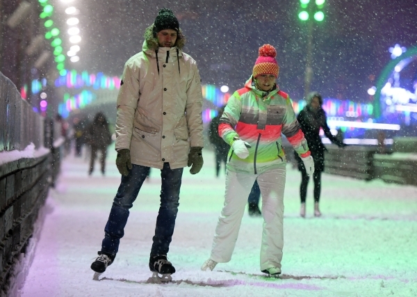 Открытие катка на ВДНХ в Москве перенесли из-за теплой погоды и дождя