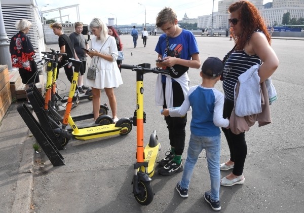 В Москве школьников научат соблюдать правила безопасного вождения самокатов