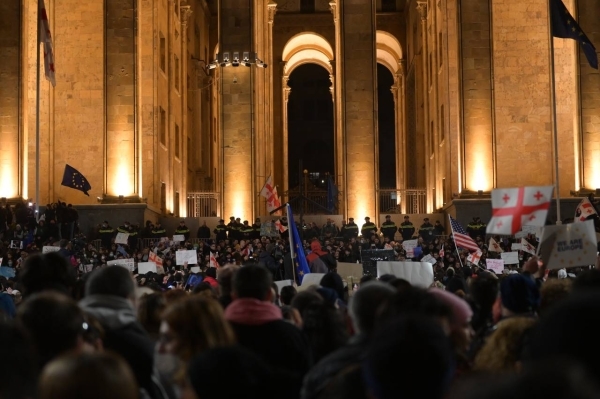 Протестующие перекрыли проспект Руставели у парламента Грузии