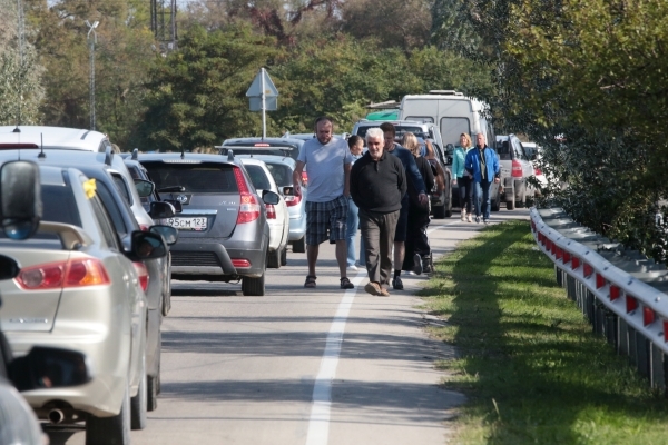 На Кубани около 570 автомобилей скопились в очереди для проезда через Крымский мост