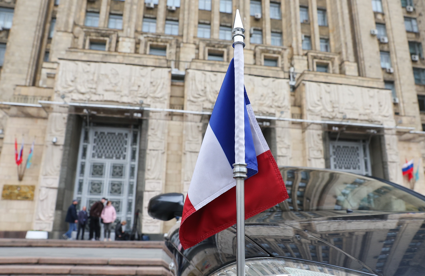 Во Франции большинство партийных лидеров проголосовали в первом туре выборов