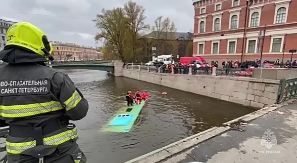 СМИ: водитель упавшего в Мойку автобуса был участником другого ДТП