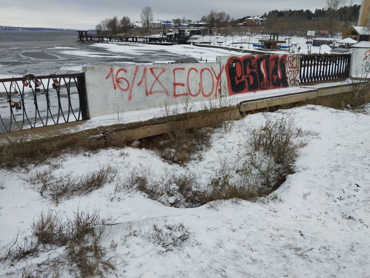 Бумага и вода: В Воткинске боятся обрушения легендарного моста