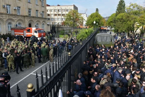 В Абхазии приостановили переговоры между властью и оппозицией