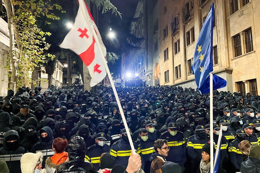 Полицейский пострадал на митинге оппозиции в Тбилиси