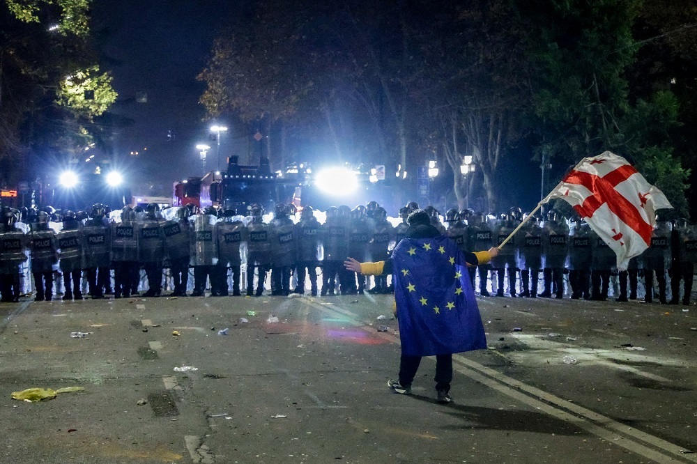 В Тбилиси проходит очередная акция протеста перед зданием парламента