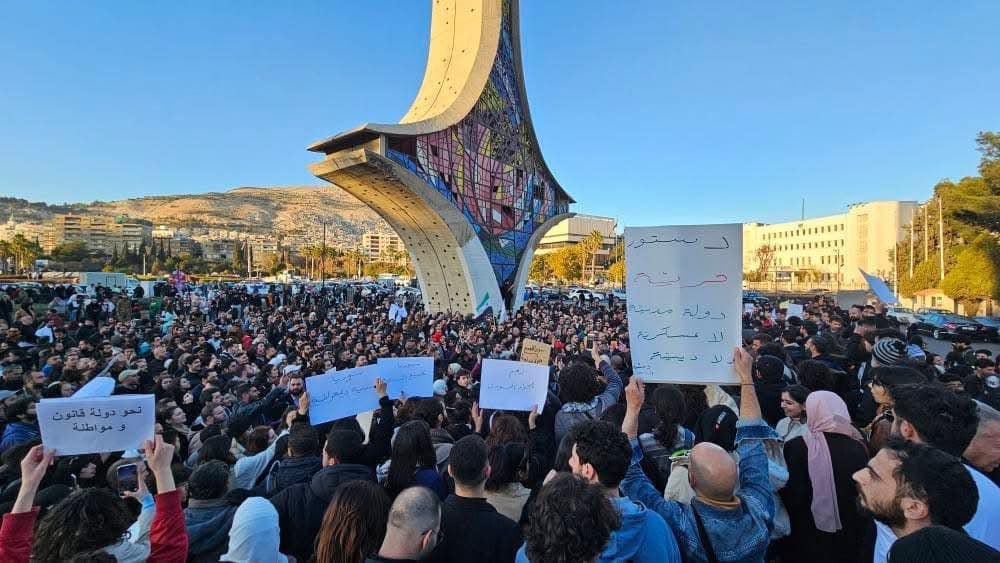 Акции протеста прошли в Сирии после сожжения рождественской ели. Видео