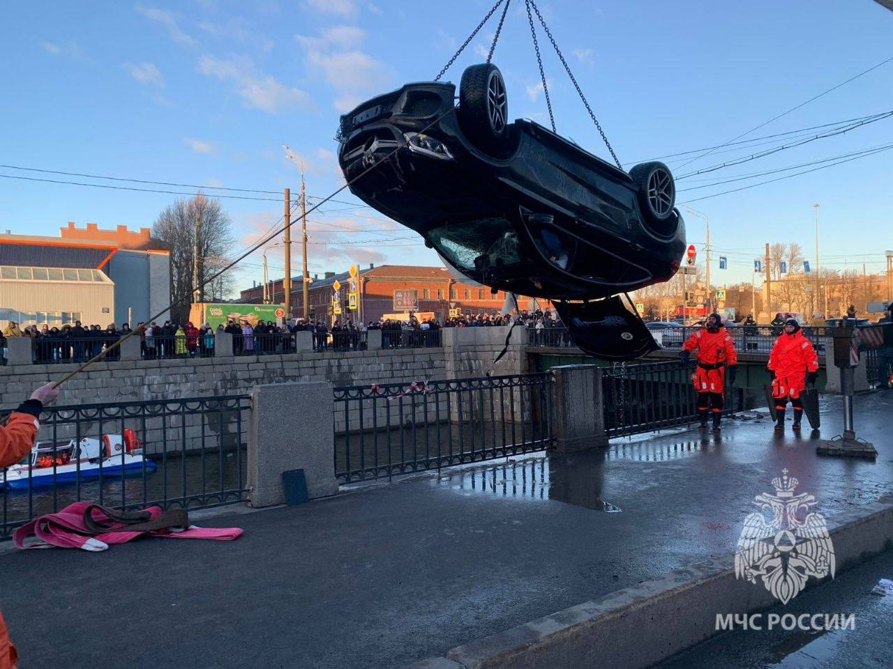 Девочка 14 лет и ее мать погибли при падении Mercedes в Обводный канал в Петербурге