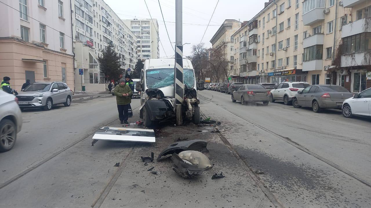 Машрутка врезалась в столб в центре Самары