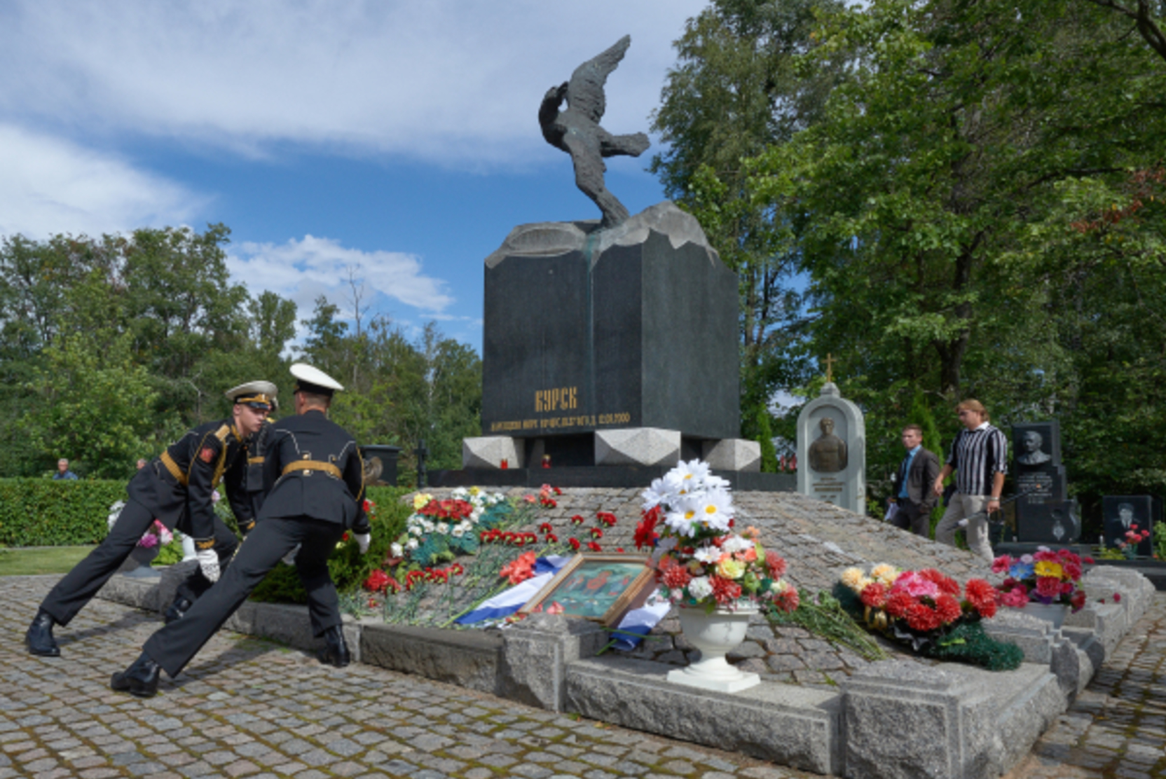 Чиновнику в Курске объявили выговор за баннер с военным ВСУ