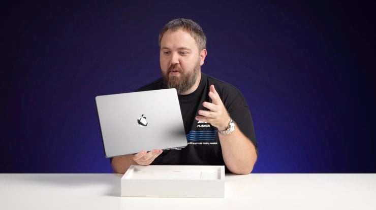 Российский блогер Wylsacom первый в мире показал реальный MacBook Pro M4 за месяц до презентации