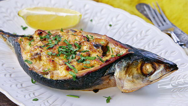 Скумбрия, запеченная с луком и грибами