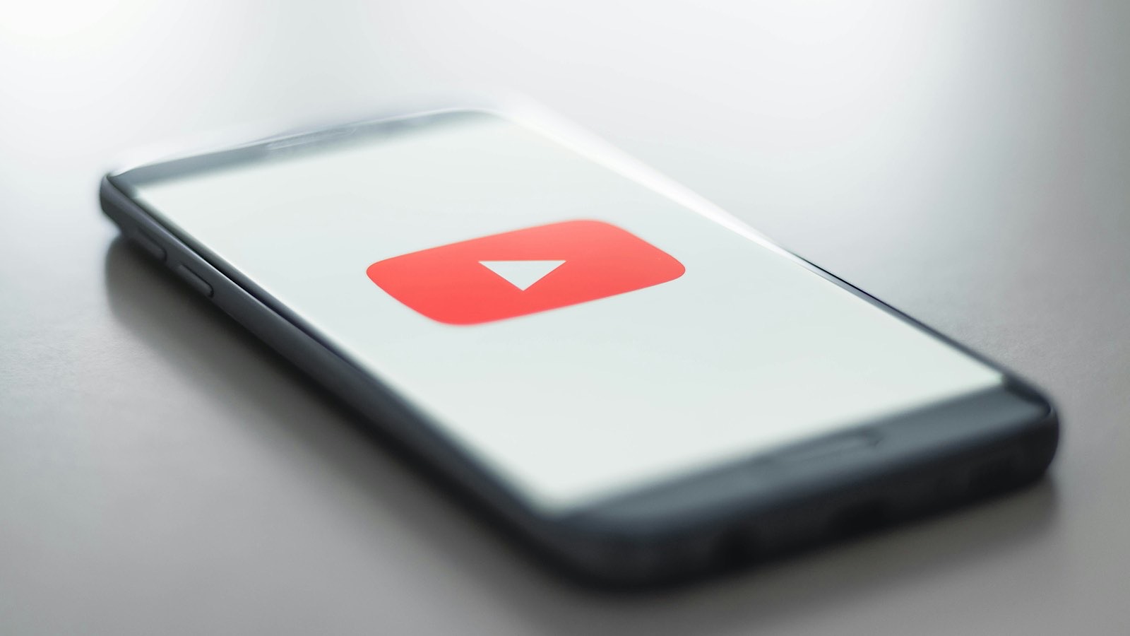 YouTube перестанет рекомендовать подросткам навязывающие идеалы красоты ролики