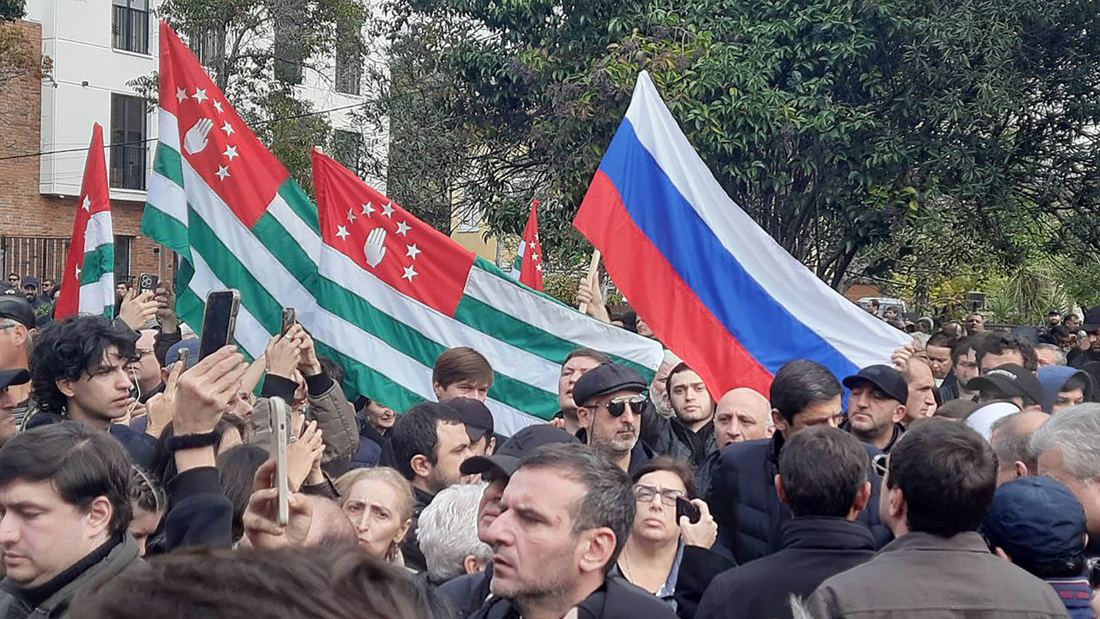 В Абхазии оппозиция штурмом взяла здание парламента. Фотогалерея