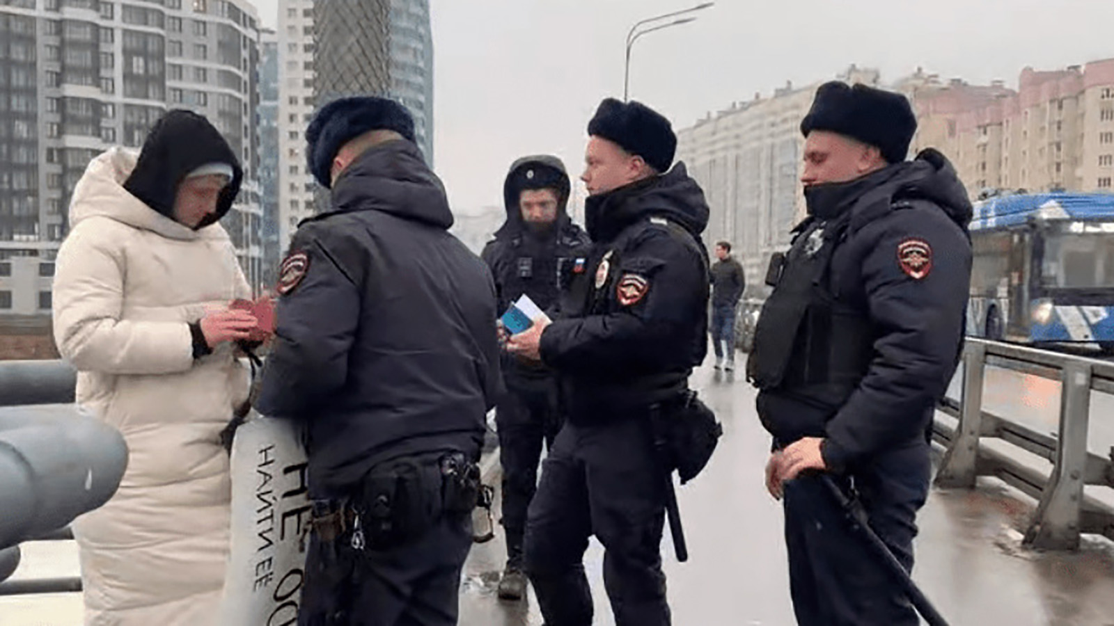 В Санкт-Петербурге во время пикета задержали подругу пропавшей Седы Сулеймановой