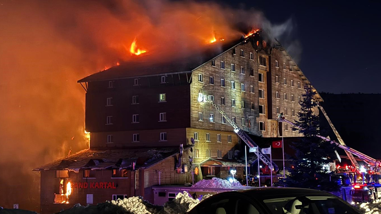 При пожаре на горнолыжном курорте в Турции погибли 10 человек и более 30 пострадали