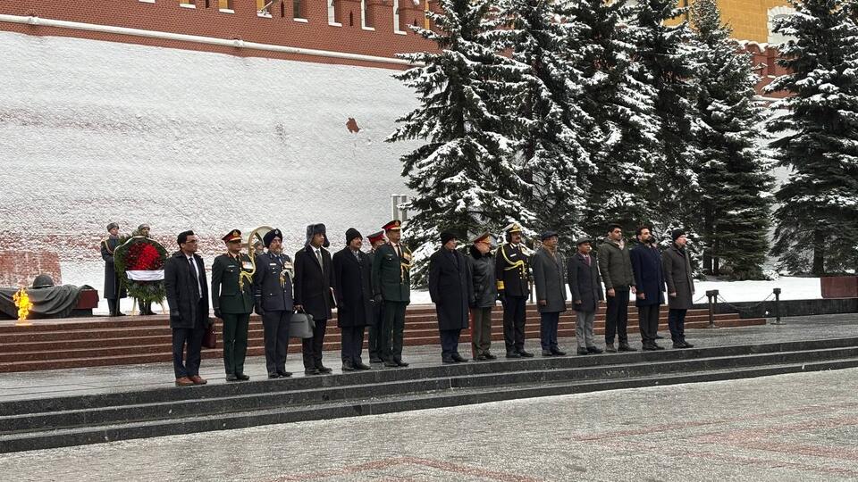 Салюков и Сингх возложили венки к Могиле Неизвестного Солдата в Москве