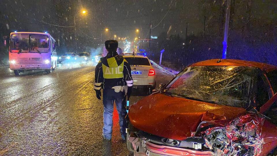 Четыре человека пострадали в столкновении двух авто под Нижним Тагилом