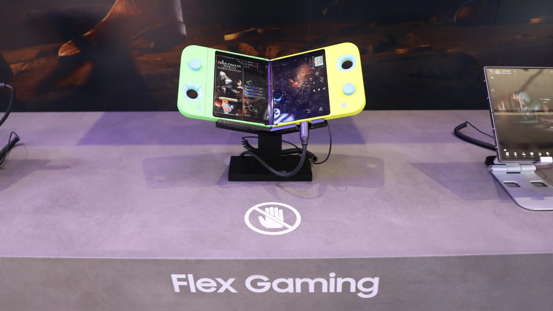 Samsung показала концептуальную игровую консоль Flex Gaming которая складывается пополам