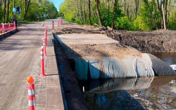 Подрядчик укладывает водопропускные трубы на мосту в Навлинском районе