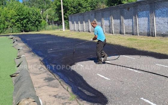 Беговую дорожку делают рабочие в школе №66 Брянска