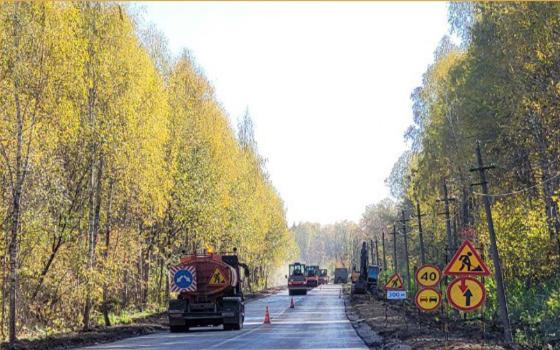 На трассе Комаричи-Лубошево рабочие укладывают новый асфальт