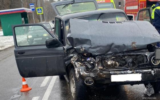 Два автомобиля столкнулись на трассе в Брянске