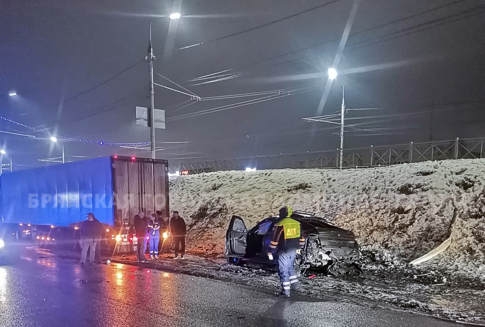 Легковушка упала с путепровода в Брянске