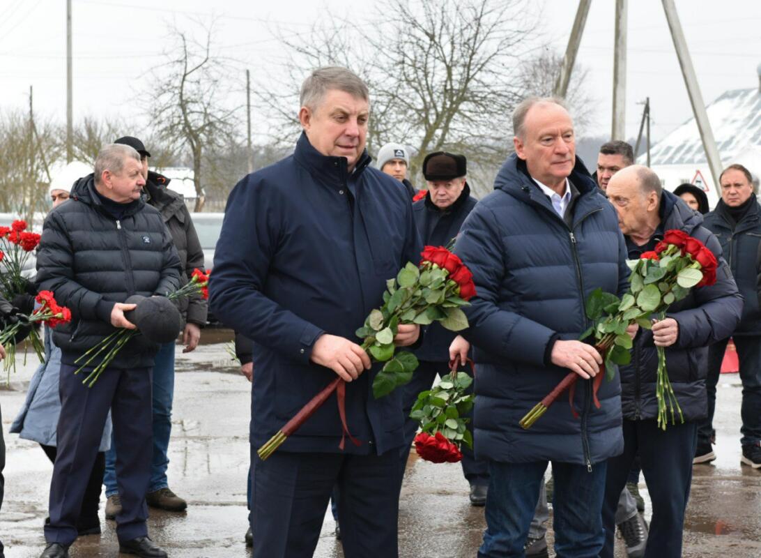 Помощник Президента РФ и зампредседателя Правительства России почтили память воинов в Журиничах