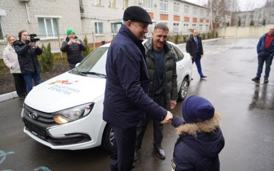 Ветерану СВО брянский губернатор передал автомобиль