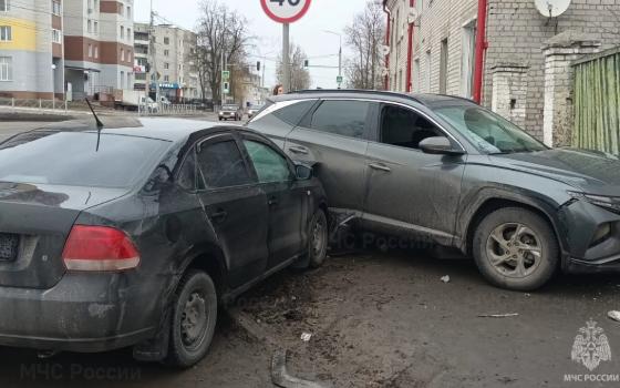 Два автомобиля столкнулись утром в Брянске