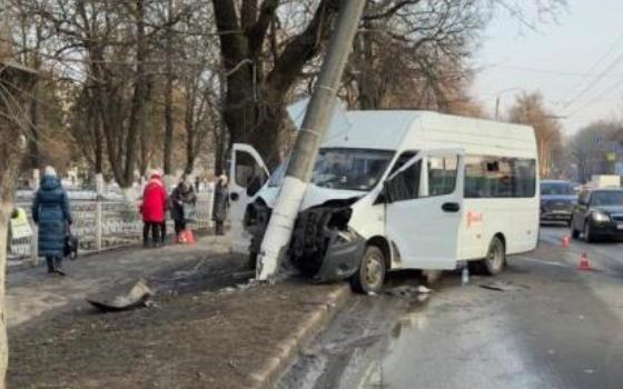 Маршрутка врезалась в столб в Брянске