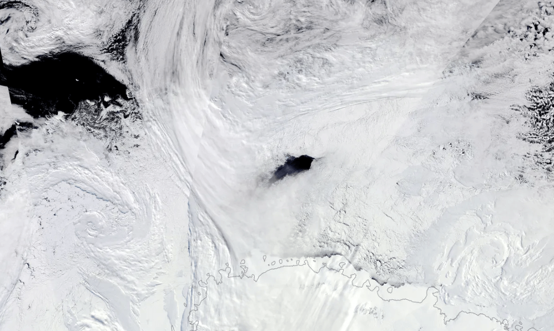 Почему во льдах Антарктиды образовалась гигантская дыра размером со Швейцарию